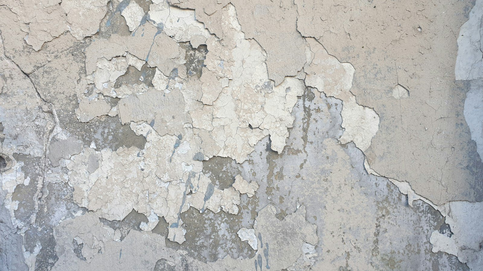 Bas de mur intérieur humide avec peinture qui cloque