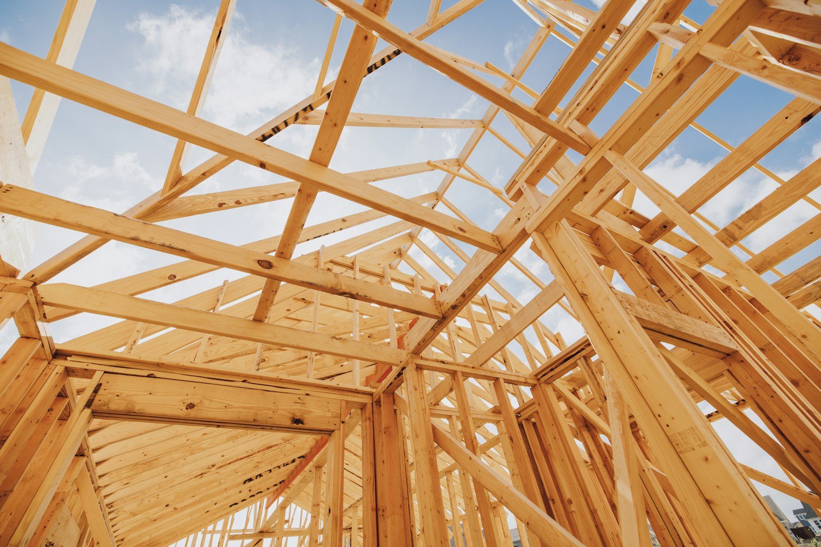 Charpente en bois apparente d'une maison en construction