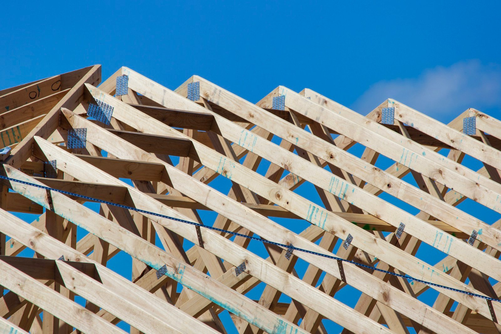 Chevrons en bois vus depuis les combles d'une maison