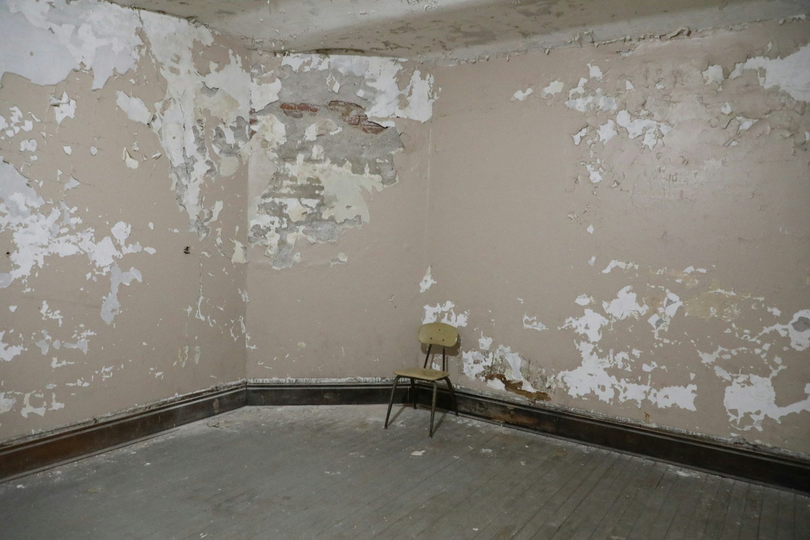 Coin de mur intérieur avec moisissure et humidité