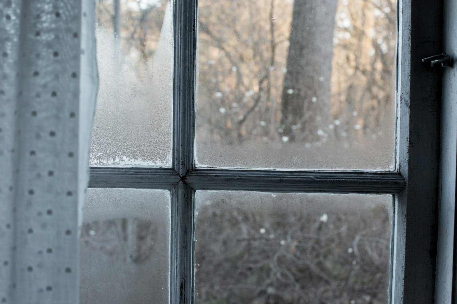 Condensation sur le vitrage d'une fenêtre en hiver