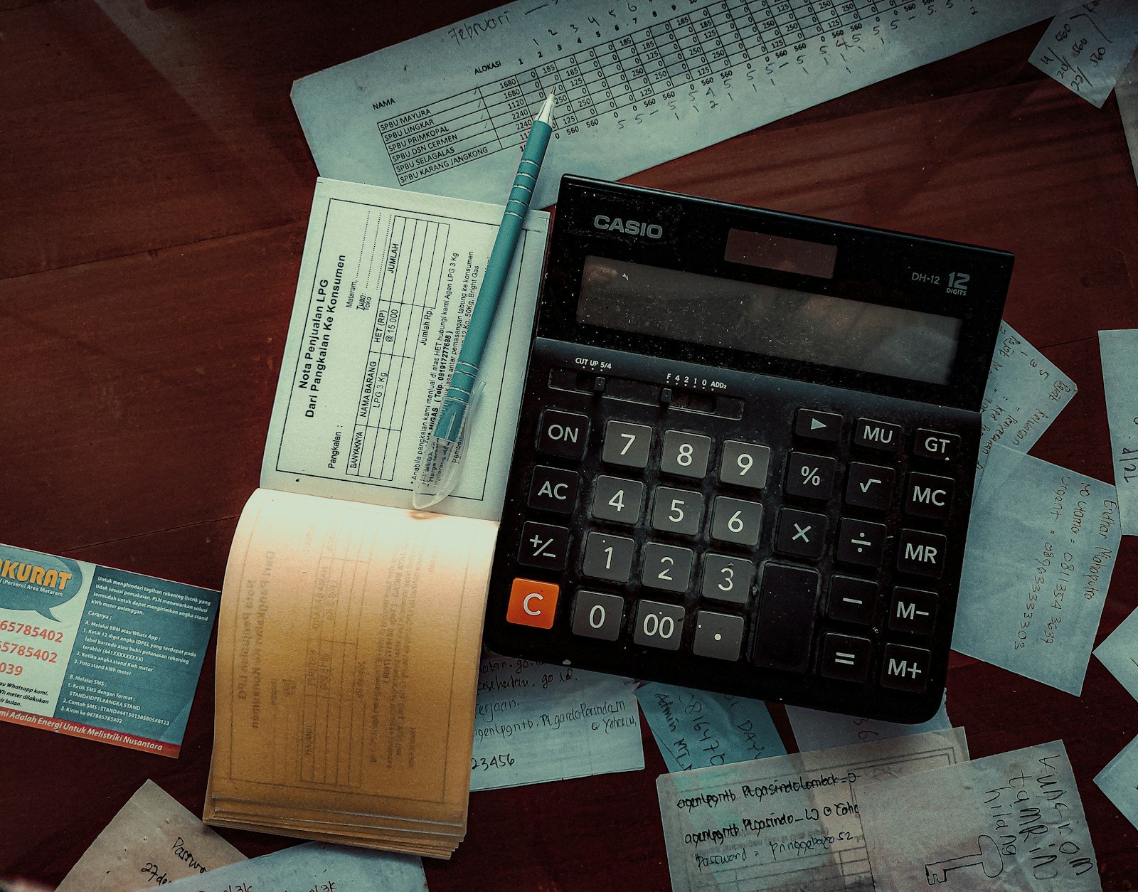 Devis de travaux et calculatrice posés sur une table