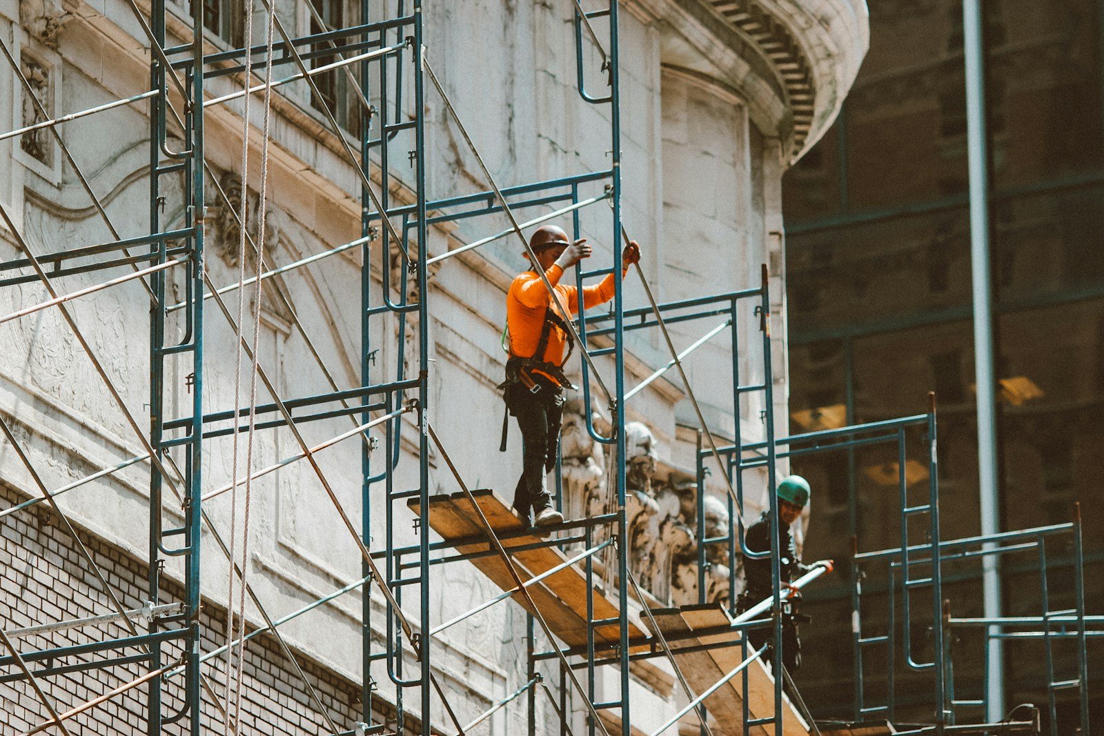 Échafaudage dressé devant la façade d'une maison