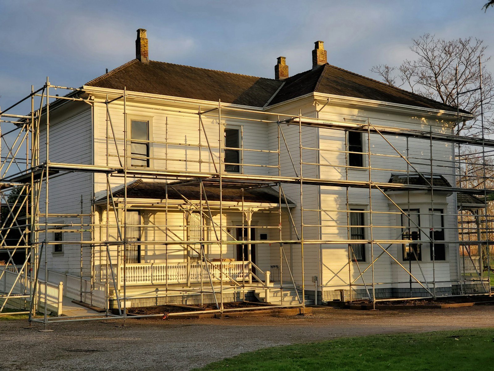 Échafaudage monté autour d'une maison pendant des travaux de couverture