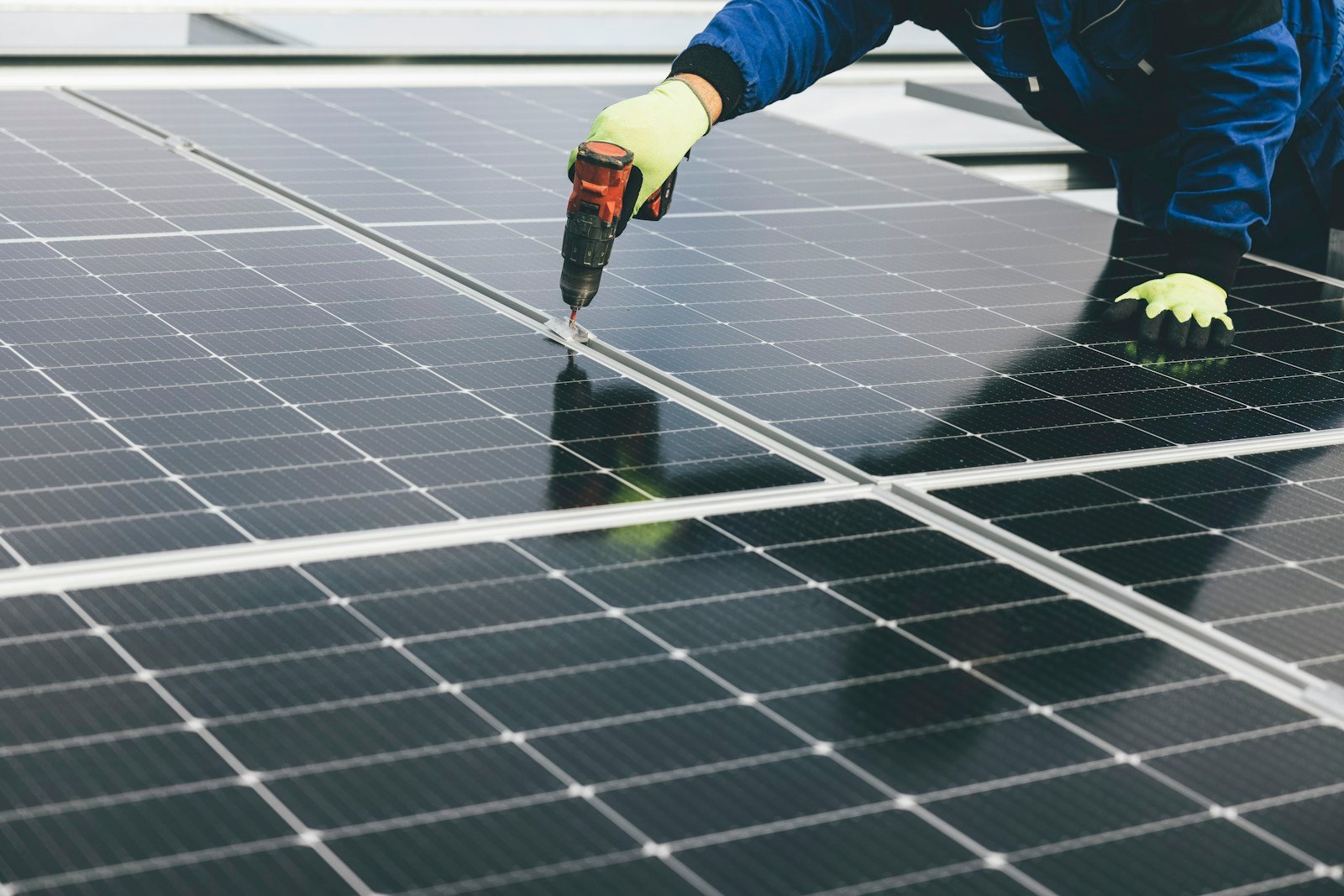 Installateur travaillant sur des panneaux solaires en toiture