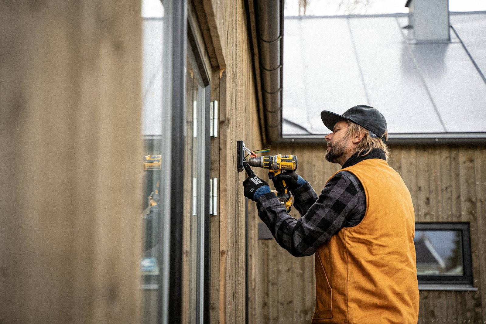Panneaux isolants posés sur un mur extérieur avant la finition