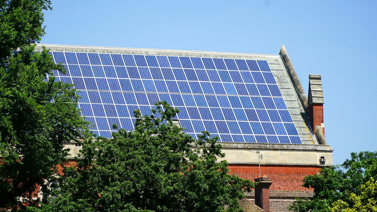 Panneaux photovoltaïques installés sur un toit de tuiles
