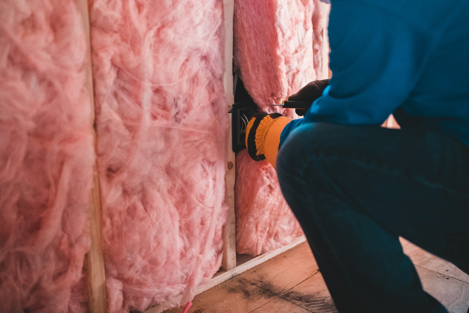 Pose d'un isolant sur un mur, la continuité qui évite le pont thermique