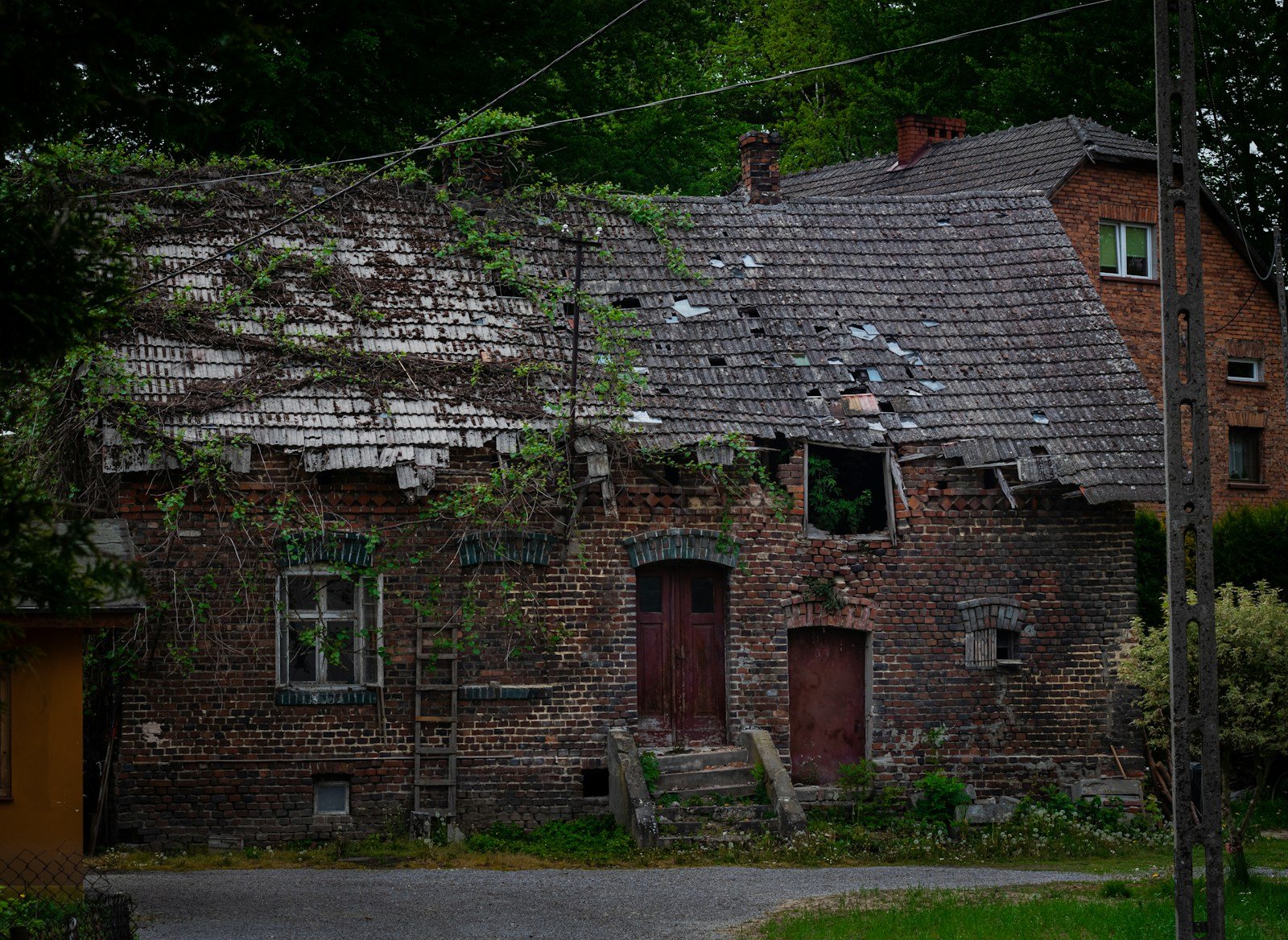 Toiture d'une maison ancienne dans un village français