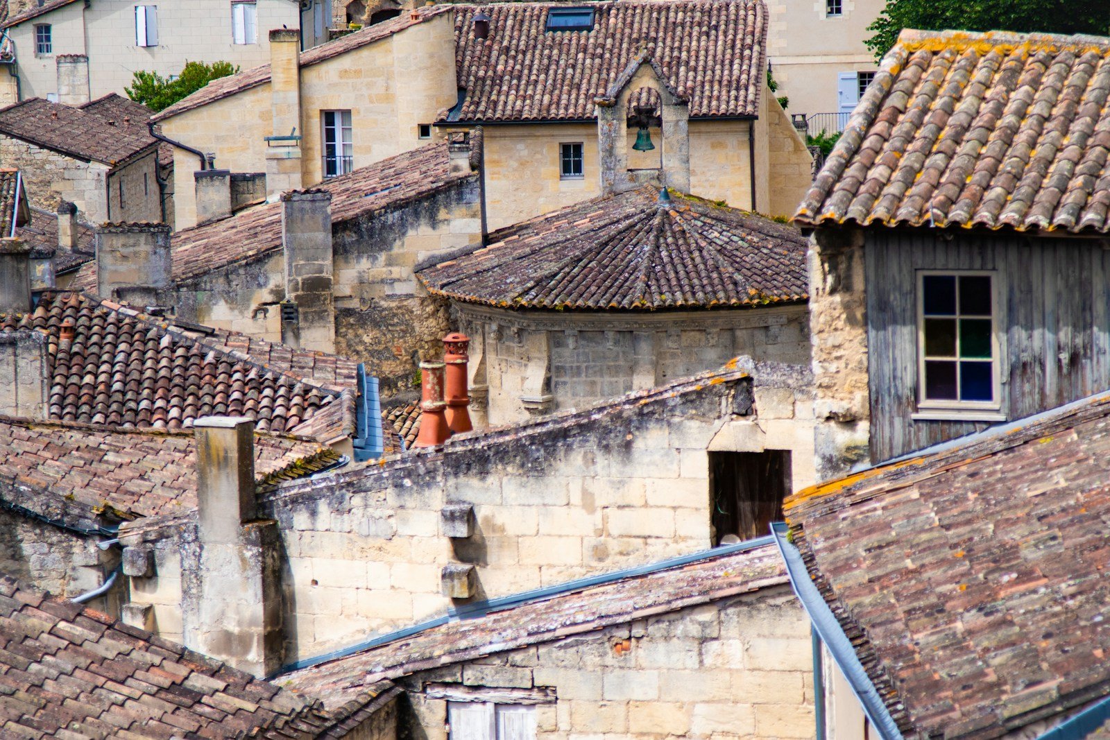 Toitures en tuiles d'une commune de l'Oise